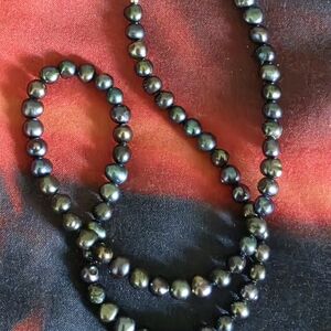 Classic Black Tahitian-Style Pearl Necklace - Elegant Women's Jewelry